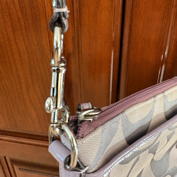 Coach Signature Swingback Crossbody Bag - Picture 3 of 11